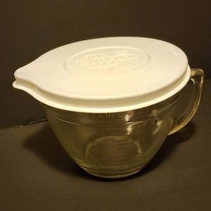 The Pampered Chef 8 Cup 2 Qt Glass Measuring Mixing Batter Bowl Cup with Lid.